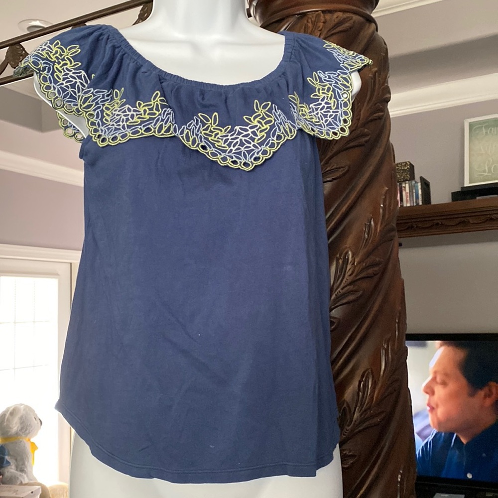 NWT. Sleeveless top with scalloped collar